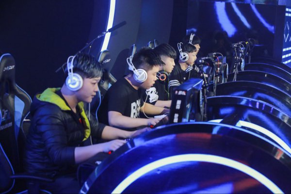 【LPL老婆】骆歆黑色吊带裙，新发型她太爱了